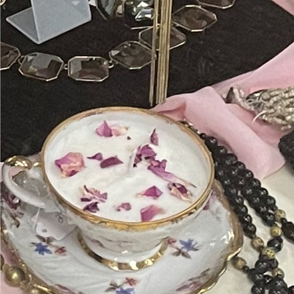 Vintage floral Teacup Candle with Pink Petals